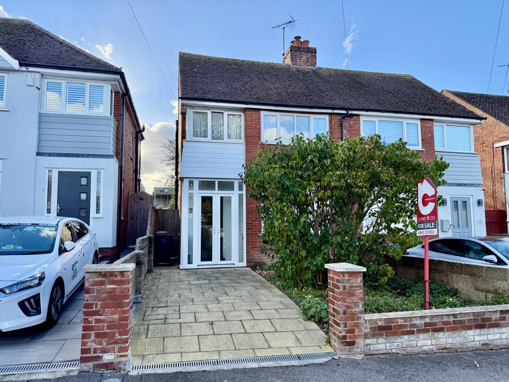 Lot: 130 - SEMI-DETACHED HOUSE FOR REBURBISHMENT - Semi-detached house with driveway